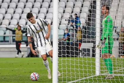 Álvaro Morata se lamenta después de que le anularan un gol.