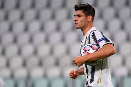 Álvaro Morata lleva la pelota después de anotar el gol del empate... pero sería anulado. Fue luego de su tercera anotación invalidada a instancias del VAR.