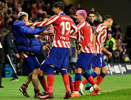 Álvaro Morata y Antoine Griezmann abrazan en el banco de suplentes a Ángel Correa, autor del gol de Atlético de Madrid ante Getafe