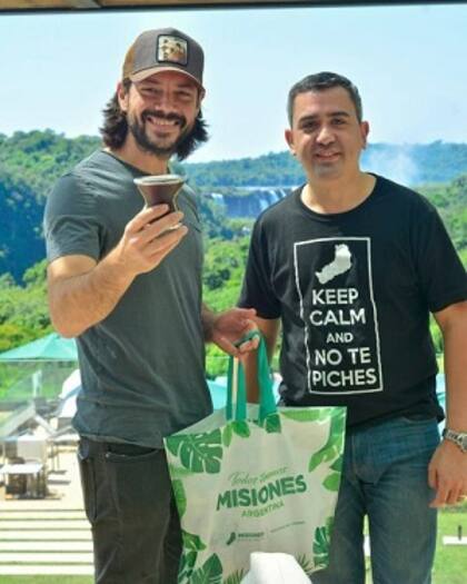 Álvaro Morte fue acompañado por el Ministerio de Turismo de Misiones y recibió regalos típicos de la provincia, como un mate