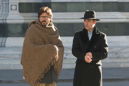 Álvaro Morte y Pedro Alonso durante un descanso del rodaje de la serie