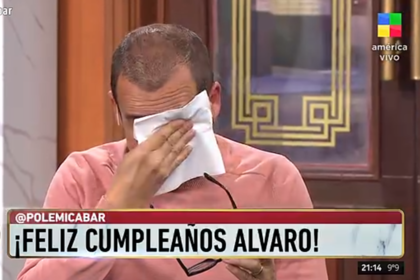 Álvaro Navia, uno de los humoristas de Polémica en el bar lloró en su cumpleaños mientras recordaba su deseo de chico de participar en el programa