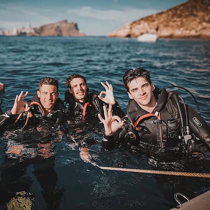 Álvaro Rico junto a los actores Jason Fernández y Pol Hermoso, sus compañeros de elenco en la serie Alba