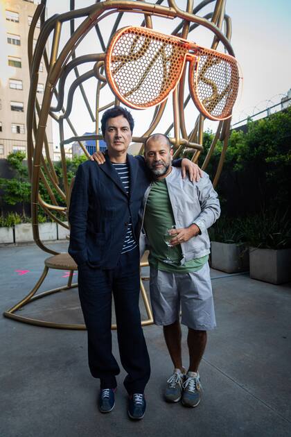 Alvaro Rufiner, del equipo de dirección del Moderno, y el artista Jorge Miño.
