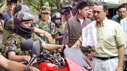 Álvaro Uribe saluda a soldados del Ejército en 2002 (Archivo)