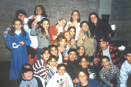 Álvaro Urtizberea y Nora Moseinco, en el detrás de cámara, junto al joven elenco del For Fai