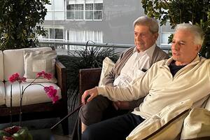 Álvaro Vargas LLosa compartió una foto con su padre, que hoy cumple 89 años