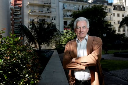 Álvaro Vargas Llosa vive en Nueva York y en París; junto con sus hermanos, se ocupará de gestionar la obra del Nobel peruano