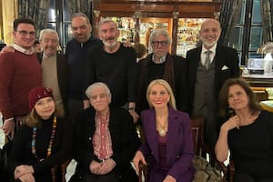 Juan José Sebreli festejó sus 93 años en el bar del hotel Alvear y anticipó que en el balotaje apoyaría a Milei