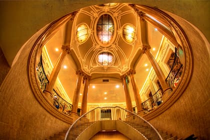 Interior del Palacio Alvear Elortondo, en tiempos en que fue ocupado por Burger King.