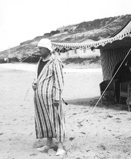 Alvear en Playa Grande, en febrero de 1927. Detrás puede verse una de los característicos toldos de aquella época.