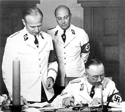 Alvensleben (centro), junto a Karl Wolff y Himmler, en una imagen tomada alrededor de 1938-1939