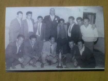 Alvensleben (centro), junto a su equipo de fútbol en el Club Unión, año 1963