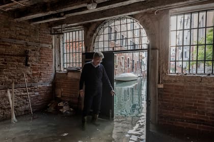 Alvise Papa, habitante de Venecia, en su casa, que sigue siendo vulnerable a las inundaciones. Algunas áreas bajas de la ciudad aún se inundan durante mareas excepcionalmente altas, incluso con el nuevo sistema Mose..