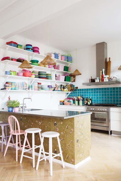 Alzada con azulejos al estilo de los zellige marroquíes, grandes favoritos entre quienes buscan ponerle un acento artesanal a una cocina práctica.