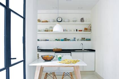 Alzada de azulejos blancos rectangulares (Cortes). Grifería monocomando ‘Puelo’ (FV). Bacha ‘Luxor mini’ (Johnson). Cocina (Longvie).