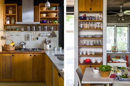 Alzada de calcáreos "Panal de abeja" (Quadrat). Para cerrar sus poros y evitar que se manchen, los lavaron con jabón blanco y luego les aplicaron varias capas de cera para pisos. Una columna contiene una estantería abierta para tener la vajilla cerca.