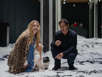 Ama Amoedo con NMatías Duville y su obra en la Bienal de Venecia
