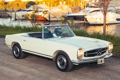 Ama los autos clásicos y tiene su propia flota. Algunos de ellos están en venta. "Quiero encontrar a alguien que los ame tanto como yo, porque necesito ir más liviano por la vida y disfrutar de mis 70 sin tantas posesiones materiales", afirma