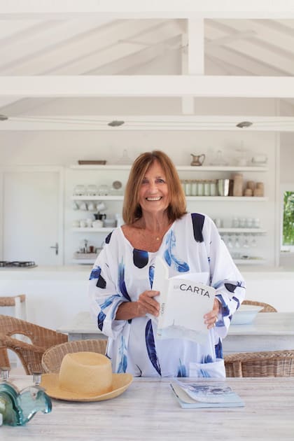 Ama Uruguay –vivió en Colonia, visita Punta del Este desde fines de los 50–, y se define como rioplatense. En los confines de José Ignacio encontró “su lugar en el mundo”, donde las tardes de lectura en la galería reemplazan a la playa. La casa, diseñada y construida por una artista belga de nombre Brigitte, es su paraíso más preciado desde hace doce años.