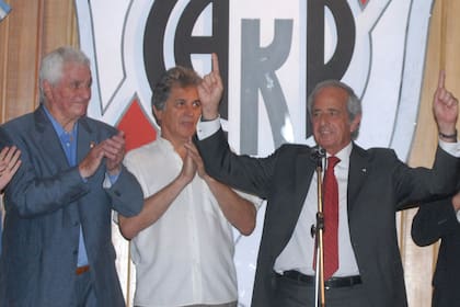 Amadeo Carrizo, a la izquierda, aplaudiendo al nuevo presidente de River