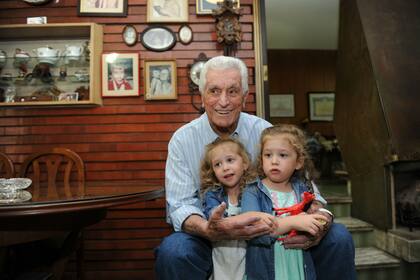 Amadeo Carrizo junto a sus bisnietas Renata y Francesca