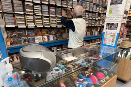 Amadeo, de 92 años, aún atiende su tienda y es un referente del barrio