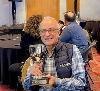 Amadeo Deirto con el segundo premio Novillo de Exportación 80a. Expo Angus de Otoño del año pasado