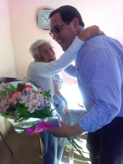 Amadeo Enrique Vallejos, intendente de Reconquista, visitó a Emilia para felicitarla por su cumpleaños número 100