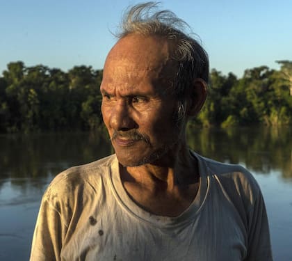 Amadeo García García en el río Tigre, cerca de Intuto