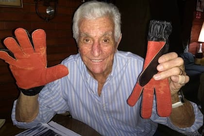 Amadeo y sus históricos guantes, durante una entrevista realizada con La Nación en enero de 2018
