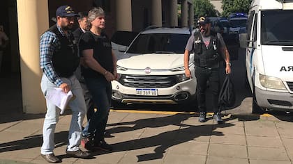 Amado Boudou, detenido y esposado al llegar a la sede de Prefectura en Retiro