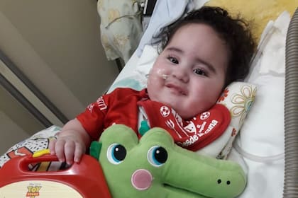 Uno de los casos: Amado Dondo tenía un año en 2020, sufre Atrofia Muscular Espinal y estaba internado en el Garrahan. Su madre, Micaela, buscaba que el estado cubra el medicamento que ahora será posible.