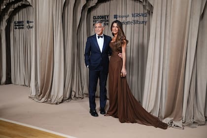 Amal cautivó con un impresionante vestido de color mocha, de Versace, diseñado por el flamante director creativo de la firma, Dario Vitale