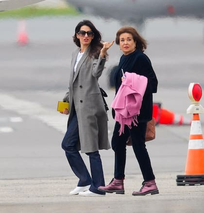 Amal Clooney llegó al aeropuerto de Teterboro, en Nueva Jersey, a bordo de un jet privado