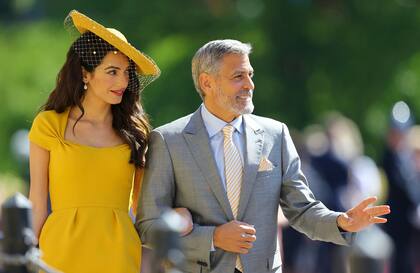 Los segundos en llegar fueron Amal Clooney, con un diseño de Stella McCartney, y su marido George Clooney