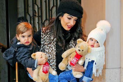 Amal junto a los mellizos, Ella y Alexander