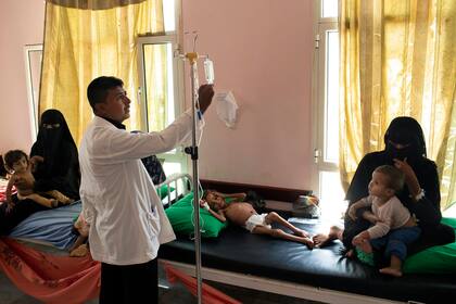 Amal recibió tratamiento para la desnutrición aguda el mes pasado en una clínica móvil en Aslam, Yemen.