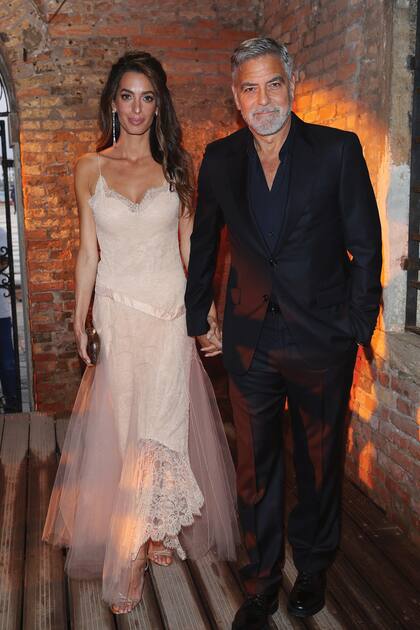 Amal y Geoge Clooney se consagraron como la pareja más glam del festival. En esta ocasión, la abogadalibanesa fue una de las ganadoras de los DVFLeadership Awards –creados por la diseñadora Diane von Fürstenberg– en reconocimiento a su lucha a favor de los derechos humanos. Para recibirlo, eligió un vestido lencero de Dior del año 2000, cuando todavía John Galliano estaba al frente de la dirección creativa de la maison. 