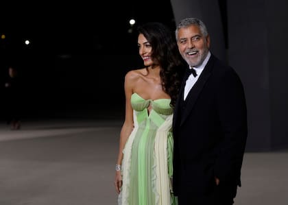 Amal y George Clooney en la fiesta dónde su amiga Julia Roberts fue una de las homenajeadas
