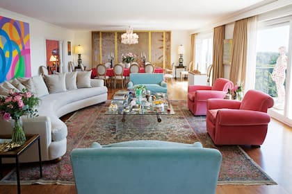 Sobre un gran sillón curvo, una pintura de la reconocida artista argentina Gachi Hasper da color al living y comparte espacio con otra, en la pared opuesta, entre las ventanas, de Gustavo Nieto, que dice: “El encuentro más importante en la vida es el encuentro con uno mismo”, sobre un espejo.