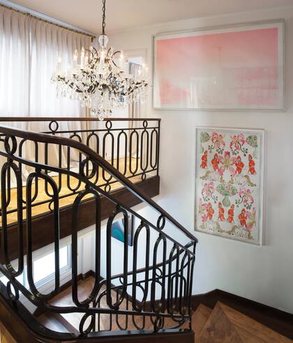 Una escalera de estilo francés nos lleva al área privada de la casa y, como en el resto del departamento, dos obras ocupan un lugar central: una tinta del pintor argentino Ernesto Ballesteros y una acuarela del también argentino y contemporáneo Alberto Passolini.
