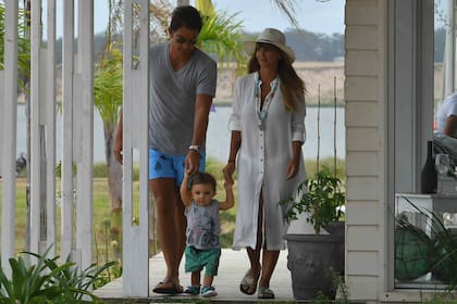 Amalia Granata y Leo Squarzon junto a Roque