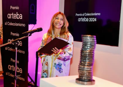 Amalia Amoedo al recibir el Premio arteba al Coleccionismo. Este año, la mecenas y artista, también fue distinguida Personalidad Destacada de la Cultura por la Legislatura porteña