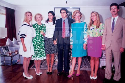 Amalia Amoedo, Amalita, Zelmira Peralta Ramos, Inés de Lafuente, Bárbara y Esteban Ferrari. “Era el civil de Alejandro y Zelmira, en marzo del 91, en casa de mamá”, cuenta.