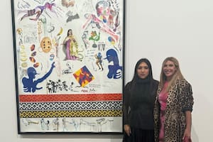 Amalia Amoedo con La Chola Poblete y una de sus obras exhibidas en Venecia