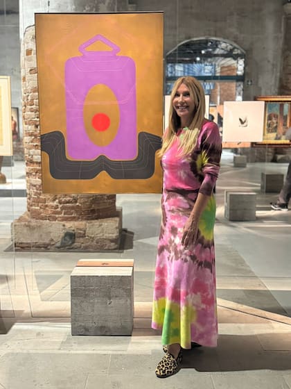 Amalia Amoedo con Maternidad (1971), la obra de Elda Cerrato que prestó para esta edición de la Bienal de Venecia