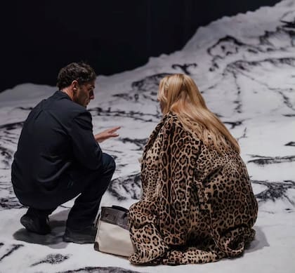 Amalia Amoedo con Matías Duville y la obra que representa a la Argentina en la Bienal de Venecia