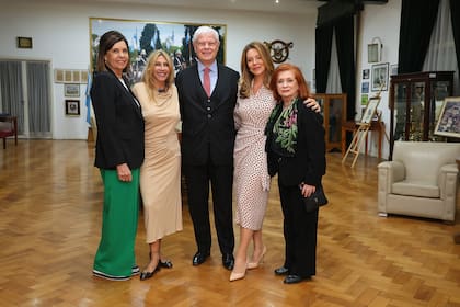 Amalia Amoedo junto a Liliana Parodi, Guillermo Combal, Teresa González Fernández, Guillermo Combal y Nunzia Locatelli, rotarios del Rotary Club Buenos Aires