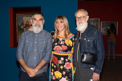 Amalia Amoedo junto a los artistas Leo Chiaccio y Daniel Giannone